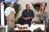 Namen v.l.n.r.: Patrick Friedrich (Gasthaus Figl), Jimmy Schlager (Entertainer und Kabarettist) und Viktoria Preiß (Weingut Preiß in Theyern) bei der Zubereitung der Marillenmarmelade. © Philipp Mairhofer